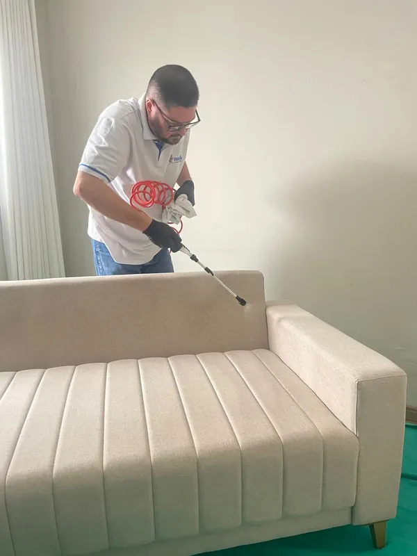 Aplicação de impermeabilizante em sofá