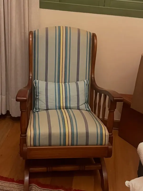 Cadeira de balanço com estofado listrado