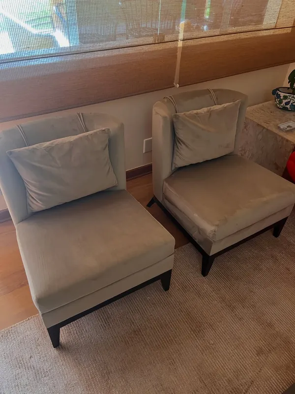 Cadeiras estofadas em ambiente residencial