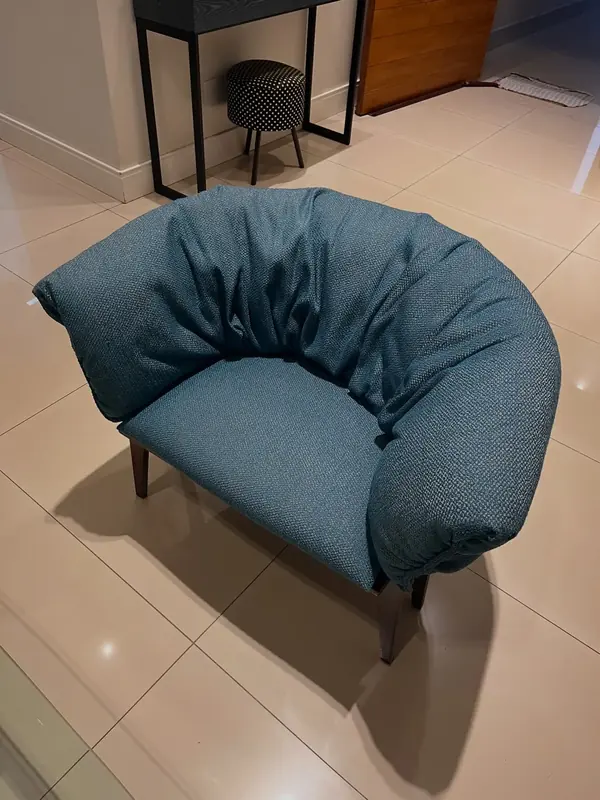 Poltrona azul higienizada