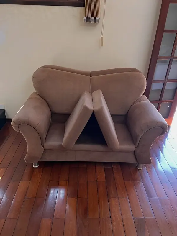 Poltrona bege higienizada