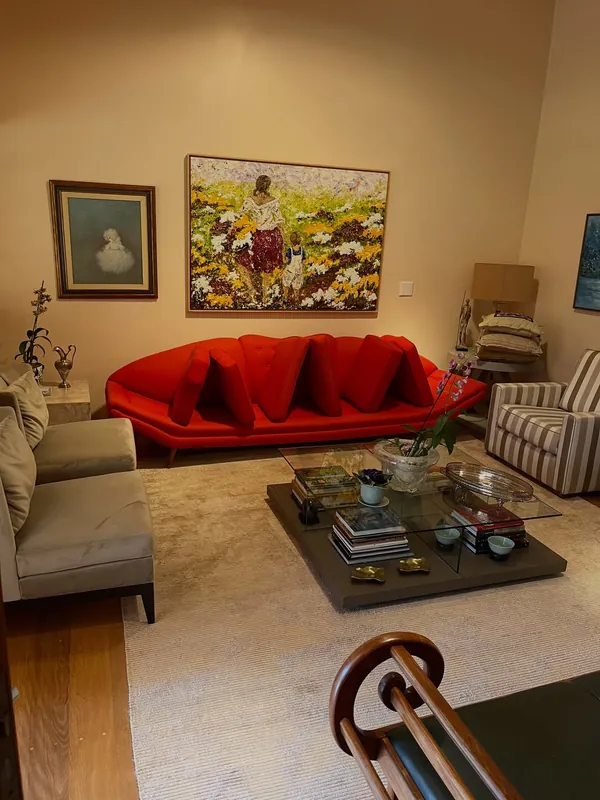 Sala de estar com tapete lavado pela Maria Lavadeira