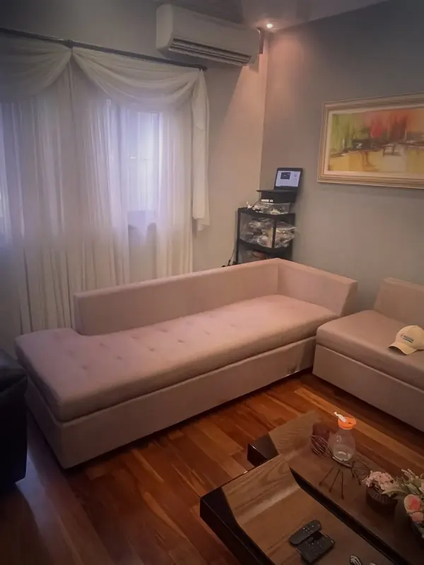 Sofá em L bege após higienização